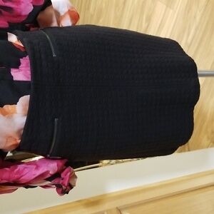 Laundry Shelli Segal Black Quilt Look Skirt Size 6 Womens. Silver Zipper Detail